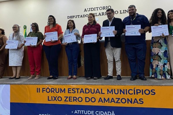 Fundação Amazônia Sustentável (FAS) recebendo premiação pela implantação de pontos para receber resíduos recicláveis em Manaus.