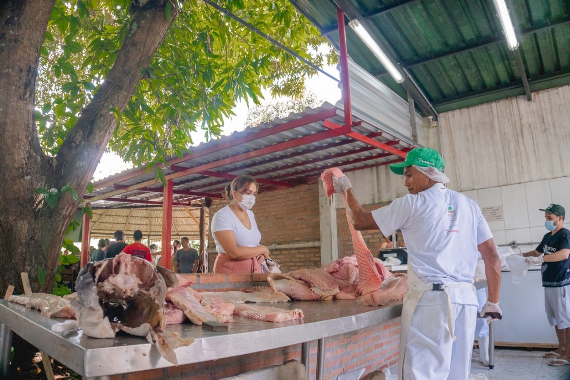 Homem fazendo o corte do pirarucu durante Feira da FAS, realizada pela Fundação Amazônia Sustentável (FAS) em parceria com a Associação dos Moradores e Usuários da RDS Mamirauá Antônio Martins (Amurman).