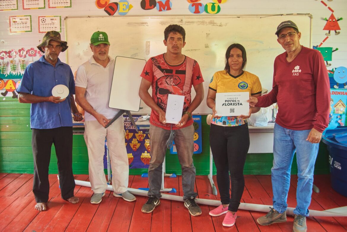 Comunitários ao lado de colaborador e superintendente geral da Fundação Amazônia Sustentável (FAS).