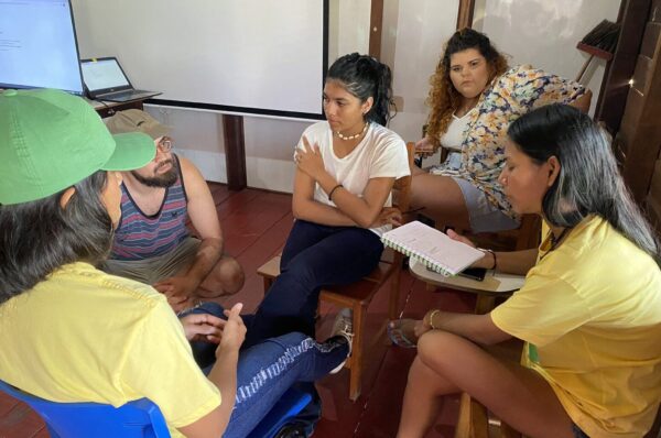 Alunos fazendo oficina do projeto Repórteres da Floresta realizado pela Fundação Amazônia Sustentável (FAS).