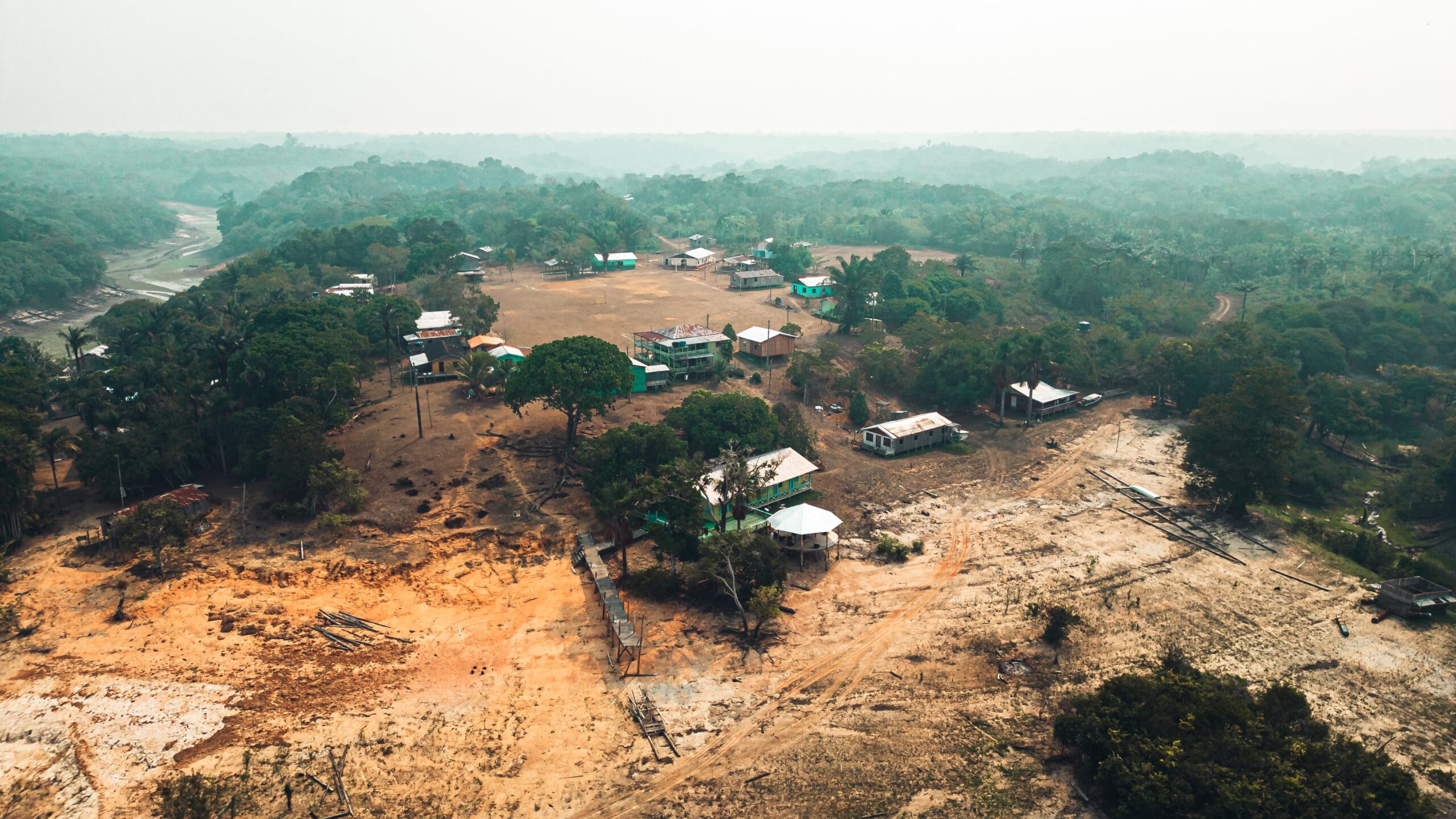 Comunidade no interior do Amazonas vivenciando a seca histórica de 2023.