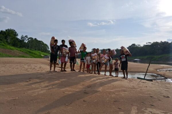 Comunitários recebendo cestas básicas durante ação da Aliança Amazônia Clima, apoiada pela Fundação Amazônia Sustentável (FAS).