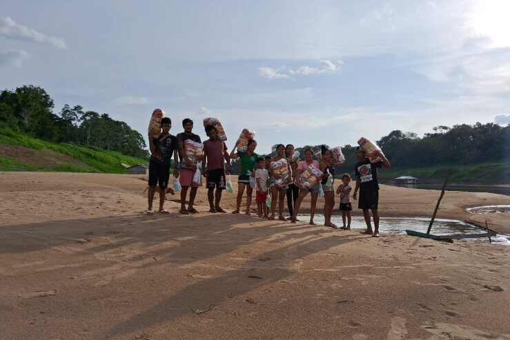 Comunitários recebendo cestas básicas durante ação da Aliança Amazônia Clima, apoiada pela Fundação Amazônia Sustentável (FAS).