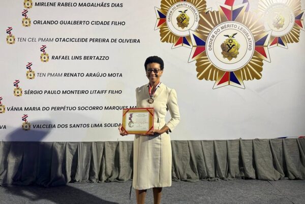 Valcléia Solidade sendo homenageada durante evento em Manaus.