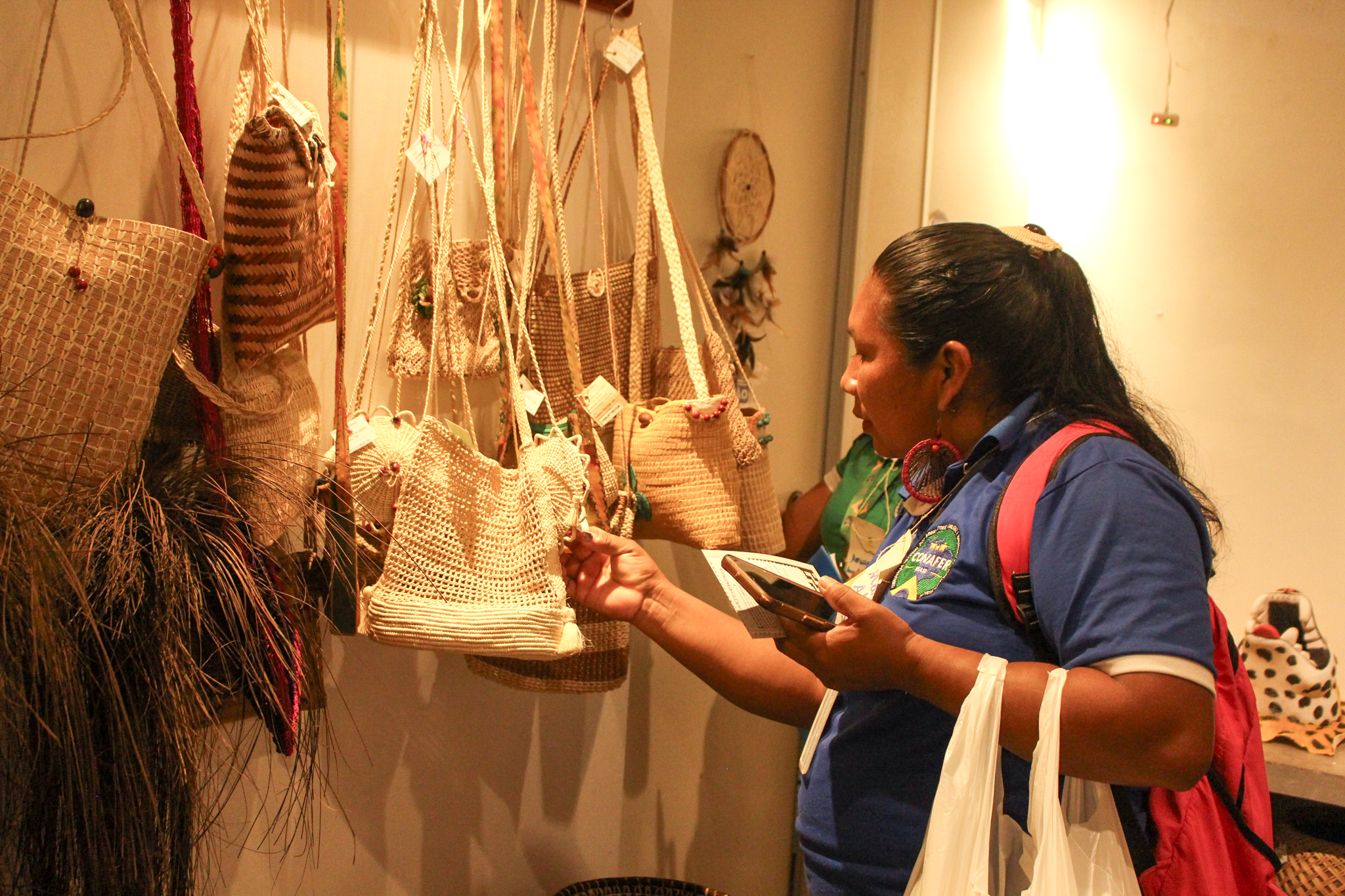 Mulheres participando de oficina promovida pelo projeto Parentas que fazem.