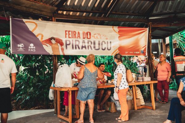 Clientes fazendo compra de pirarucu durante feira realizada pela Fundação Amazônia Sustentável (FAS).