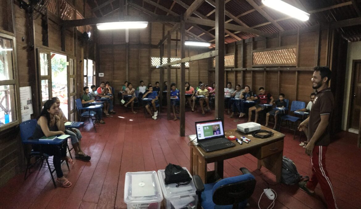 Jovens reunidos durante oficina realizada pela Fundação Amazônia Sustentável (FAS) na Reserva de Desenvolvimento Sustentável (RDS) Uatumã, no município de Itapiranga (339 quilômetros de Manaus).