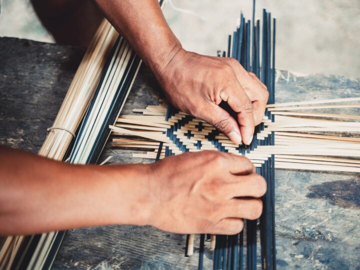 Oficinas resgatam tradição do grafismo e teçume de arumã e tucum em artesanatos de mulheres indígenas